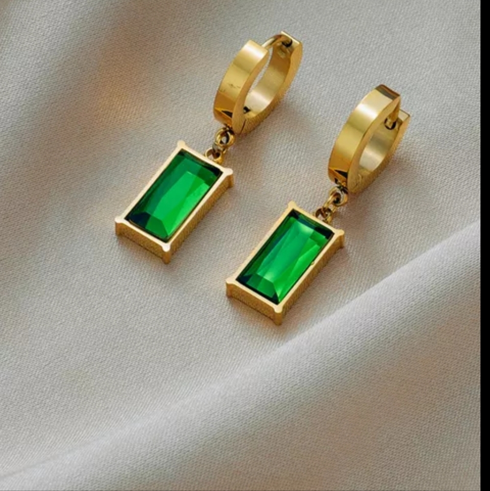 STAINLESS STEEL PENDANT EARRING.